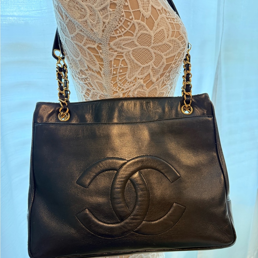 CHANEL Black CC Logo Shoulder Bag with Gold Chain Trim - Picture 13 of 15